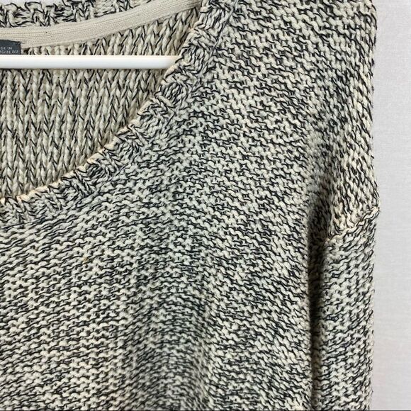 Quinn Brand Grey and White High Low long Sleeved‎ Zipper Accent Sweater Large - Picture 9 of 12